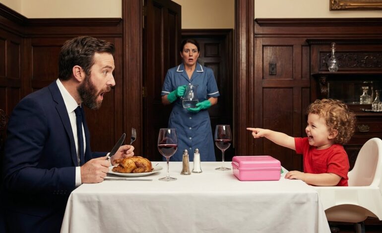 MILLONARIO SORDO COMÍA SOLO… HASTA QUE LA HIJA DE LA LIMPIADORA HIZO LO IMPOSIBLE