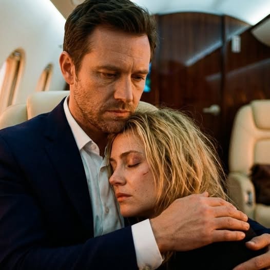 Huyó de su matrimonio abusivo y abordó un avión, sin saber que el hombre sentado a su lado no era solo un desconocido, sino un poderoso jefe de la mafia, lo que preparó el escenario para un encuentro peligroso e inesperado.