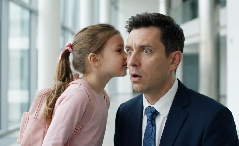 “Hay una cámara en tu oficina”, susurró la niña. Al día siguiente, los despidió a todos.