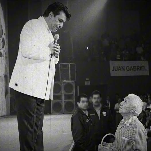 Juan Gabriel Vio a un Anciano Vendiendo Dulces en su Show—Lo que Hizo Aquella Noche Emocionó a Todos…