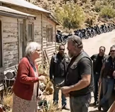 Una vedova di 71 anni, che vive da sola in una casa in degrado in Arizona, ha dato il suo ultimo cibo a 30 motociclisti bloccati durante una brutale tempesta nel deserto—solo per vedere il fragore di centinaia di motociclette tornare la mattina seguente con un piano che ha lasciato l’intera città senza parole.