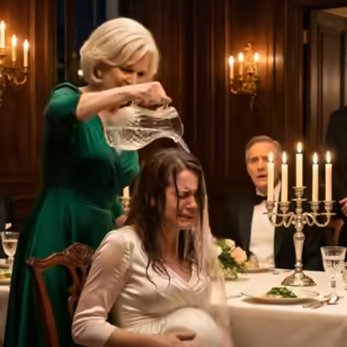 Parte 2 Nathan non fece domande all’inizio. Diede un’occhiata a Evelyn, le avvolse la giacca sulle spalle e la guidò verso la porta d’ingresso. Dietro di loro, Vivian continuava a urlare contro il rispetto e l’imbarazzo familiare. Nathan si voltò una volta, ed Evelyn non aveva mai visto il volto di suo fratello così.