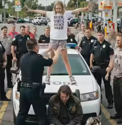 Un motociclista silenzioso fu tenuto sul ciglio della strada mentre una folla si radunava, pensando al peggio—finché una bambina non rimase ferma e, con un grido disperato, rivelò la verità che nessuno si aspettava.