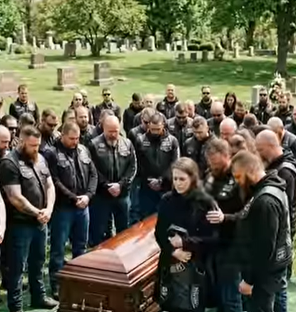 Mentre la bara veniva abbassata, cinquanta motociclisti rimasero in silenzio—poi, uno dopo l’altro, iniziarono a togliersi i giubbotti, come se si preparassero a qualcosa che nessuno poteva afferrare.