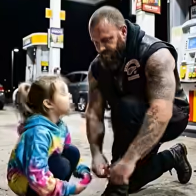 La ragazza si comportava come se stesse allacciando la scarpa di un ciclista — quello che scoprì nel suo stivale portò 150 Hells Angels ad agire…