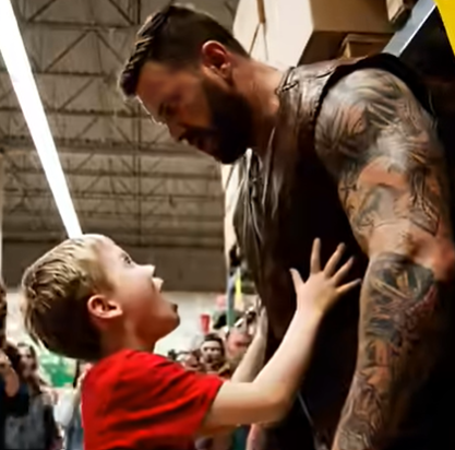 In un negozio affollato, un ragazzino tirò la manica di un motociclista, attirando sguardi curiosi da tutti i presenti. Quello che la gente aveva pensato in quel momento si rivelò completamente sbagliato una volta rivelato il vero motivo.