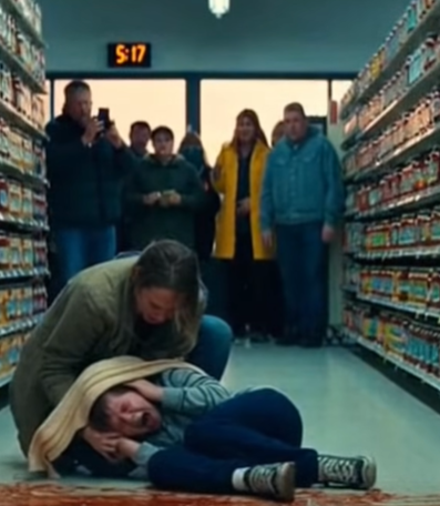 Quando un uomo con un braccio solo segnato e il suo grande pitbull si sono avvicinati a mio figlio autistico durante una crisi in un negozio affollato, sono andato nel panico. Ma quello che hanno fatto dopo è stato così gentile e inaspettato che mi ha completamente spezzata.