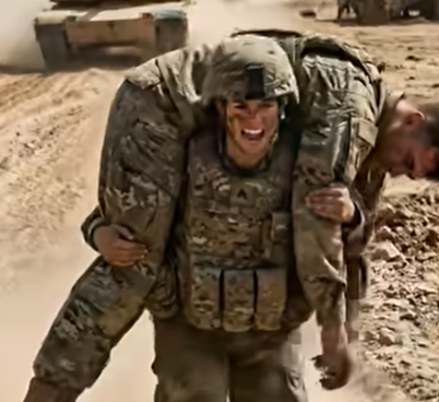 Tutti avevano detto che era troppo compassionevole per prendere decisioni difficili, che avrebbe vacillato quando c’erano vite in gioco. Ma quando il suo comandante fu catturato dagli insorti, il tempo scorreva e lo stallo politico paralizzò la catena di comando, il capitano Riley Hawthorne fece un passo avanti. Senza rinforzi e con il mondo a guardare, si avventurò da sola in territorio nemico per impedire un’esecuzione, contestare ordini, affrontare un pericolo immenso e dimostrare che “morbida” era l’ultima parola che qualcuno poteva mai usare per descriverla…