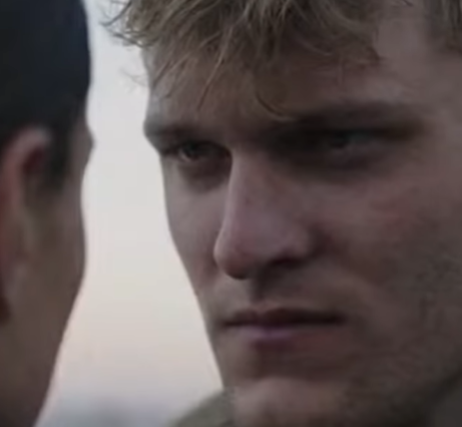 La derideva, la afferrava per i capelli e chiedeva chi fosse—non aveva mai immaginato che comandasse i Navy SEAL