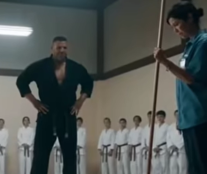 Il figlio della pulizina salì sul tappeto — e la sua prima mossa cambiò completamente il dojo