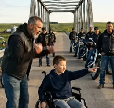 Un ragazzo fragile, a malapena capace di parlare, si mise davanti a decine di motociclisti e si rifiutò di muoversi—finché un suono strano provenne dalla strada davanti a sé, rivelando che era stato lui a vederlo per primo.