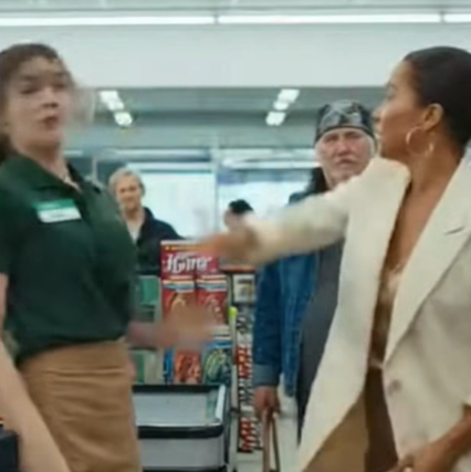 Una donna alla moda ha schiaffeggiato una cassiera adolescente in un supermercato dell’Ohio—poi un motociclista silenzioso l’ha bagnata con acqua da mocio e ha stordito tutti