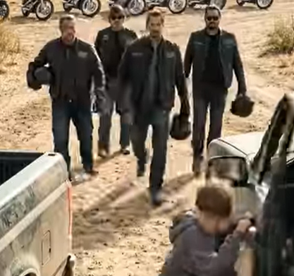 Un ragazzo è salito su un camion per affrontare un motociclista legato — quello che è successo dopo ha lasciato 100 passeggeri scioccati.