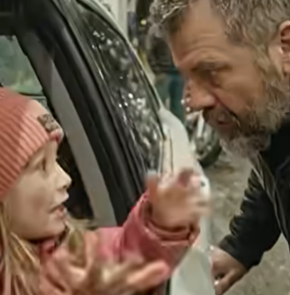 Una bambina spaventata, costretta a restare in silenzio accanto a uno sconosciuto, ha cercato di comportarsi normalmente — ma quando ha firmato segretamente “Non è mia madre” e ha implorato silenziosamente aiuto, un motociclista ha improvvisamente capito tutto.