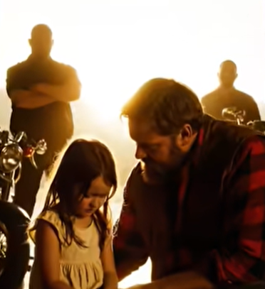 Una bambina ha detto che qualcosa non andava alla sua gamba dopo mesi in cui le avevano detto di stare zitta — finché un motociclista non ha deciso di ascoltare e il Founders Day non è più riuscito a nascondere ciò che stava succedendo dietro le porte chiuse