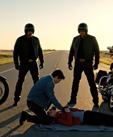 Una bambina di sette anni è corsa in un raduno motociclistico gridando aiuto mentre un uomo sosteneva di essere suo padre — ignaro che un motociclista calmo aveva passato anni a imparare a riconoscere una bugia