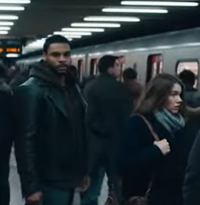 Un motociclista ha posato la mano sulla spalla di una donna in una stazione affollata — e tutti hanno frainteso ciò che stava realmente accadendo