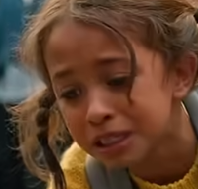 Una ragazza corse ad abbracciare un motociclista a scuola — e la verità zittizzò tutti