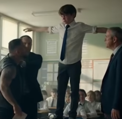 Quando un ragazzo si arrampicò sulla sua scrivania per bloccare un motociclista che veniva costretto a uscire, tutti pensarono che fosse fuori controllo—finché la verità che ignoravano non venne alla luce