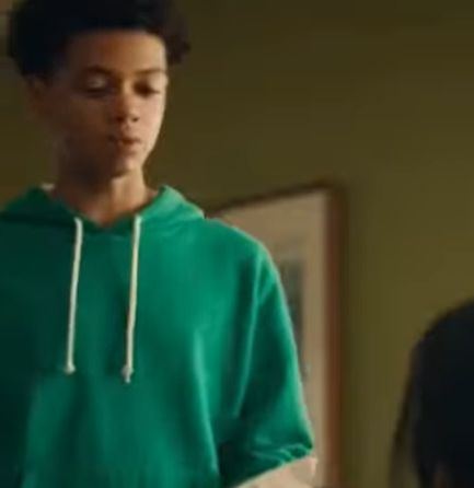 Quando ho chiamato con la diagnosi di cancro al seno, hanno continuato a festeggiare invece di ascoltare, e mesi dopo sono venuti per soldi—finché mio figlio non ha consegnato loro un certificato medico che ha cancellato i loro sorrisi