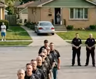Quando la vedova aprì la porta e trovò venti motociclisti in piedi in silenzio sotto la pioggia, tutta la strada sembrò congelarsi—perché tutti pensavano fossero venuti a cercare vendetta.