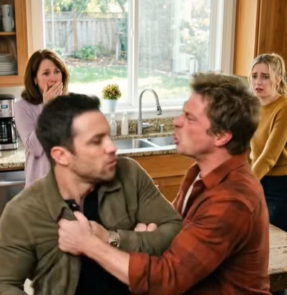 Mio fratello mi afferrò il polso e fissò l’orologio. “Non puoi permetterti un Rolex. L’hai rubato?” urlò. Mi ha storto il braccio, ha letto il retro e si è bloccato. Proprietà della CIA – Operazioni Speciali. Lo lasciò subito.