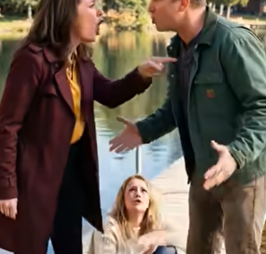 Alle 3 del mattino ho beccato mio marito mentre affondava un sacco di iuta nel lago dietro casa nostra. Nel momento in cui guardai dentro, capii che stavo dormindo accanto a uno sconosciuto — e la polizia stava per scoprire il motivo.