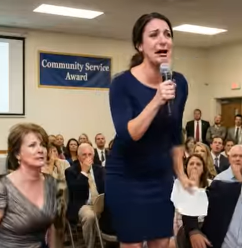 Parte 2 Non ho dormito dopo quel turno. Rimasi seduta in macchina nel parcheggio dell’hospice fino all’alba con la cartella in grembo, rileggendo date, firme, indirizzi e calligrafia come se la ripetizione potesse in qualche modo rendere il tradimento meno reale. Rendeva tutto ancora più nitido. Ogni documento stringeva lo stesso cappio attorno alla stessa verità: mio padre non mi aveva abbandonato. Mia madre mi aveva preso, svanito e gli aveva detto che ero morto.