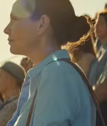 Venne a vedere suo figlio ottenere il tridente dei Navy SEAL — poi un comandante vide il suo tatuaggio e la chiamò “Doc”