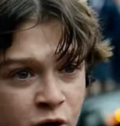 Un ragazzo ha afferrato il casco di un motociclista al cancello della scuola — quello che ha notato in quell’istante ha salvato vite