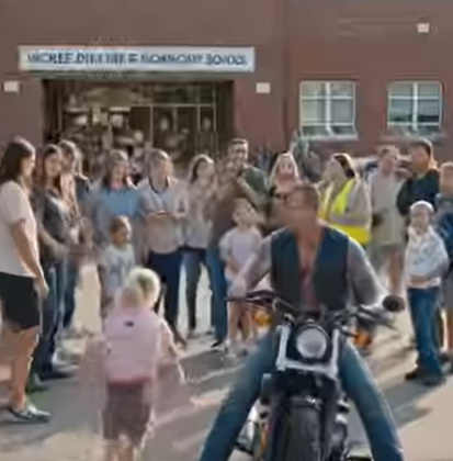 PARTE 2 Lei lo raggiunse, si tolse una scarpa in un solo movimento frettoloso e la lanciò con tutta la forza che aveva.