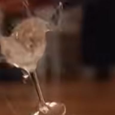 La mia famiglia si rifiutò di partecipare al mio matrimonio con una “guardia ospedaliera” — poi un video di 10 secondi li ha smascherati