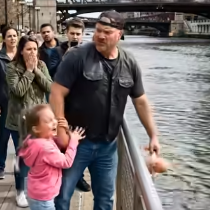 “Ehi! Ridammelo!” gridò la ragazza mentre un motociclista improvvisamente le afferrava la bambola e la gettava nel fiume—poi rimase lì, come se non avesse fatto nulla di male.