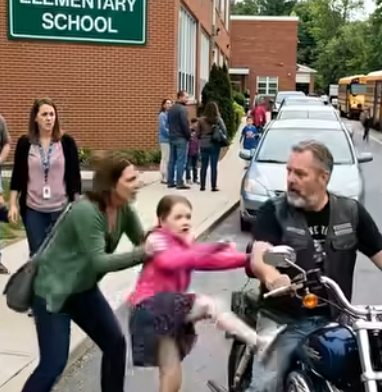 La gente si bloccò quando una bambina lanciò la scarpa contro un motociclista dall’aspetto ruvido fuori dalla scuola—”Ha perso la testa!” urlò qualcuno—ma in qualche modo, era l’unica a sembrare davvero terrorizzata.