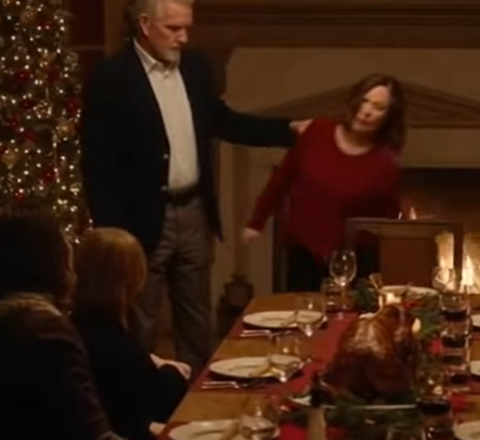 La vigilia di Natale, il mio patrigno mi buttò a terra per la sua “vera figlia”—al mattino stava annegando tra 69 chiamate perse