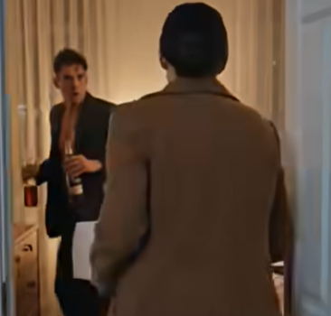 Sono tornata a casa con una torta per l’anniversario, ho trovato mio marito che mi tradiva e ho scoperto che la mia vita era costruita sulle bugie