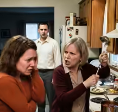 Mentre stavo davanti al fornello a preparare la zuppa, mia suocera mi colpì in testa con un mestolo e urlò: “Questo è vomito di gatto! Donna inutile!” Mio marito è rimasto lì in silenzio. Pensavo fosse la parte peggiore. Mi sbagliavo. Cinque minuti dopo, è successo qualcosa.