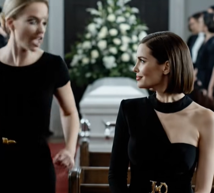 Al funerale di mio padre, ho visto una donna con il mio vestito scomparso che teneva la mano di mio marito. Lei sosteneva di essere famiglia, ma quando il testamento rivelò la sua relazione, tutto andò a pezzi e la sua amante fuggì nel panico.