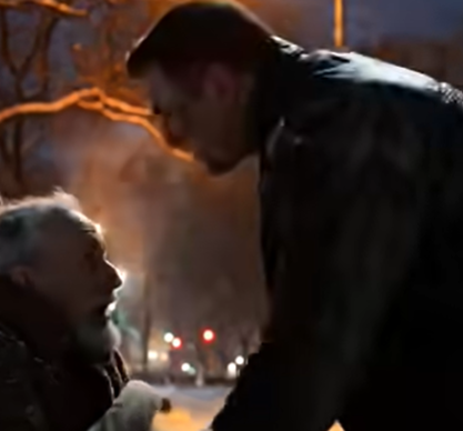 Un motociclista ha fatto cadere un anziano senzatetto da una panchina in una giornata fredda, lasciando gli spettatori a disagio. Ma lo sguardo che gli rivolse in quel momento portava un significato più profondo che presto cambiò tutto.