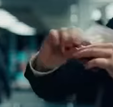 “In prima classe con quella felpa, certo che lo sei, tesoro”: come la distruzione di un passaporto da parte di un agente di gate razzista ha scatenato un’indagine federale, bloccato una compagnia aerea e portato a una conclusione bruciante l’implacabile ricerca di giustizia di un ispettore FAA sotto copertura.