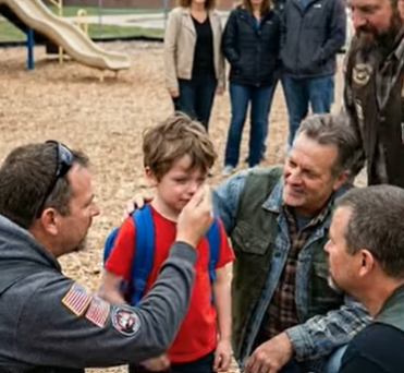Un bambino di otto anni, affranto dal dolore per la perdita del padre, cercò di rendersi invisibile a scuola, ma quando improvvisamente quaranta motociclisti vestiti di pelle lo circondarono, ciò che fecero in seguito trasformò la sua paura in qualcosa di completamente inaspettato.