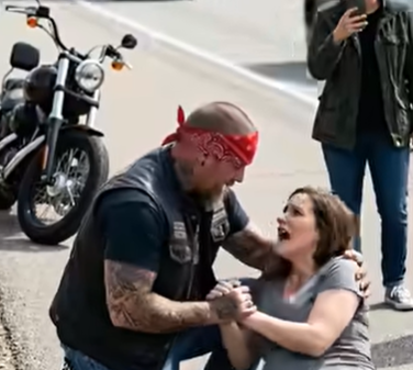 Mentre tutti gli altri passavano oltre, giudicando il motociclista dai suoi tatuaggi e dalla sua Harley, lui fu l’unico a fermarsi quando una donna incinta crollò a terra, e ciò che fece cambiò tutto.