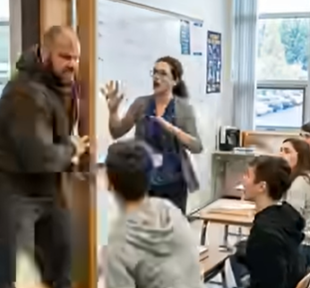 Gli studenti hanno iniziato a urlare quando un motociclista ha improvvisamente buttato a terra un insegnante in mezzo al cortile della scuola: “Giù!” ha gridato, e tutti si chiedevano che razza di persona potesse fare una cosa del genere a un insegnante.