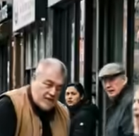 La gente rimase immobile, pietrificata, quando un motociclista dall’aspetto minaccioso afferrò improvvisamente la sciarpa di una bambina e la tirò indietro: “Ehi! Sei impazzita?!” Ma cosa lo spinse a reagire in modo così impulsivo in quel momento?