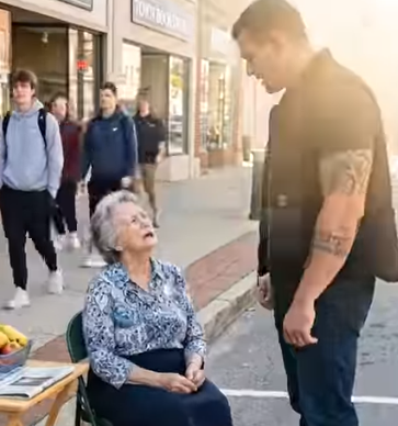 La gente rallentò, perplessa, mentre un motociclista rimaneva immobile sotto il sole cocente, proteggendo un anziano venditore ambulante dal calore e dicendogli a bassa voce: “Resta lì”, ma perché si rifiutava di spostarsi?