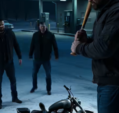 La vigilia di Natale, una bambina senzatetto si gettò davanti a un pipistrello per salvare un vecchio motociclista che credeva fosse Babbo Natale. La mattina dopo, 500 membri degli Hell’s Angels si presentarono e le cambiarono la vita per sempre.