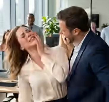 Nel momento stesso in cui il mio fidanzato ha alzato la mano e mi ha schiaffeggiata al lavoro per via della nuova ragazza, ho capito che il matrimonio era finito. Davanti a tutti, ha scelto lei e mi ha umiliata. Mi sono tolta subito l’anello e ho messo fine al nostro futuro insieme senza dargli una seconda possibilità.