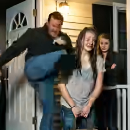 Mia sorella gemella mi ha incastrata per averle rubato il braccialetto d’oro a quindici anni, i miei genitori mi hanno cacciata fuori sotto la pioggia e anni dopo hanno finalmente affrontato la verità e la donna che ero diventata.