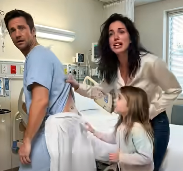 «Mamma… sai cosa c’è sulla schiena di papà?» mi ha sussurrato la mia bambina di cinque anni mentre mio marito era in ospedale. Confusa, le ho chiesto cosa intendesse. Poi ha sollevato il lenzuolo e, in quell’istante, mi è mancato il respiro…