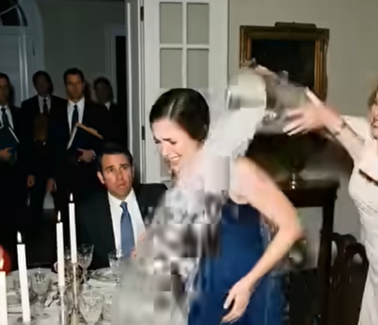 Parte 2 La prima persona ad entrare è stata Graham Holloway, il mio consulente legale.